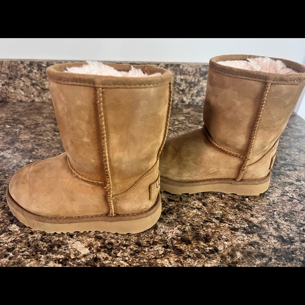 Like new Size 8 toddler UGG